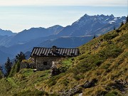 78 Scendendo sul sent. 118 verso la Baita di Monte Secco (1837 m)